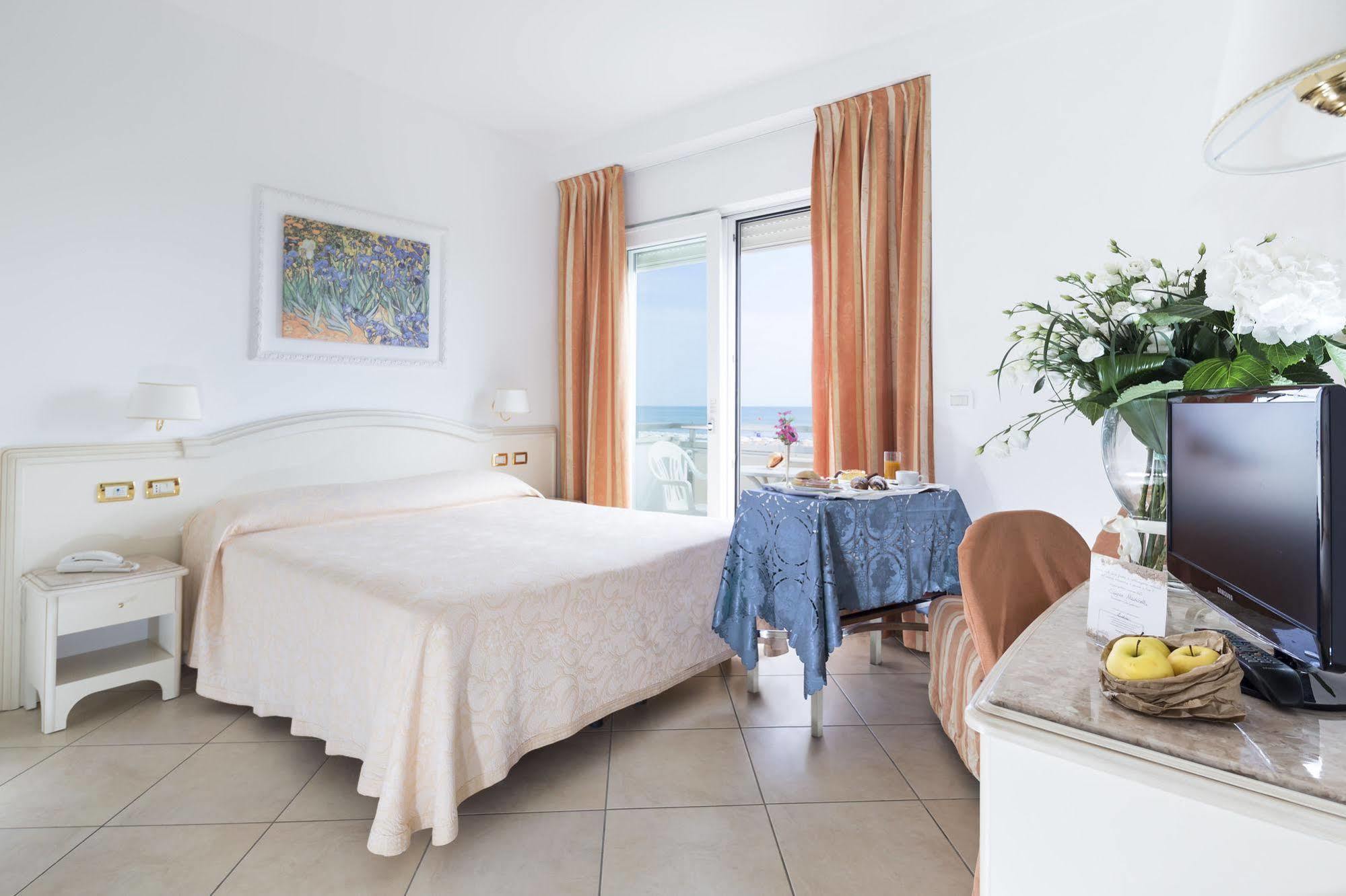 Hotel Acapulco Milano Marittima Bagian luar foto